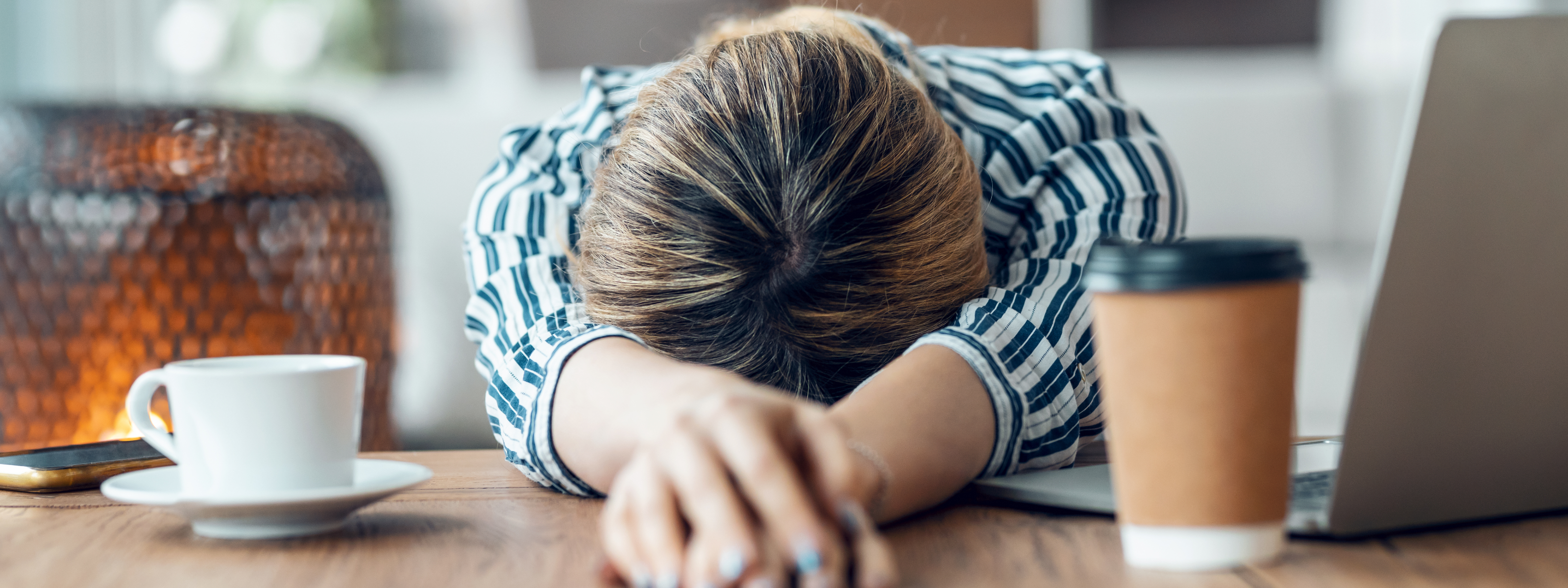 La fatiga invisible que cargan las mujeres (Y por qué los suplementos no son una solución única)